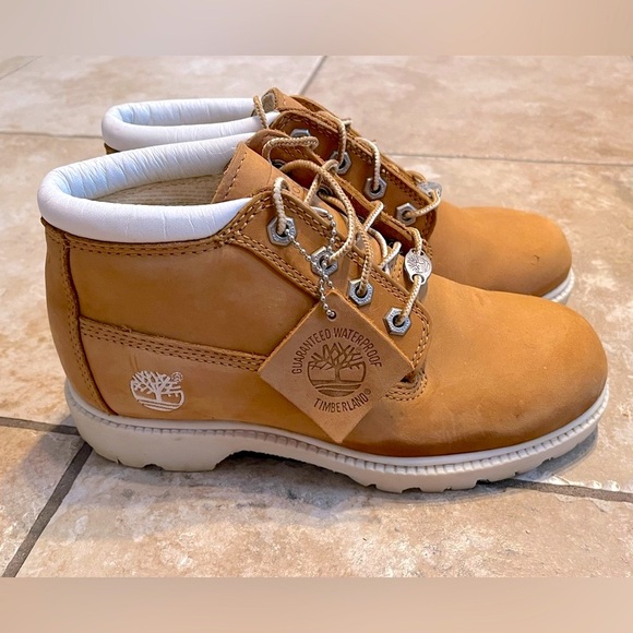 Women’s white trimmed Timberline boots - Picture 2 of 10